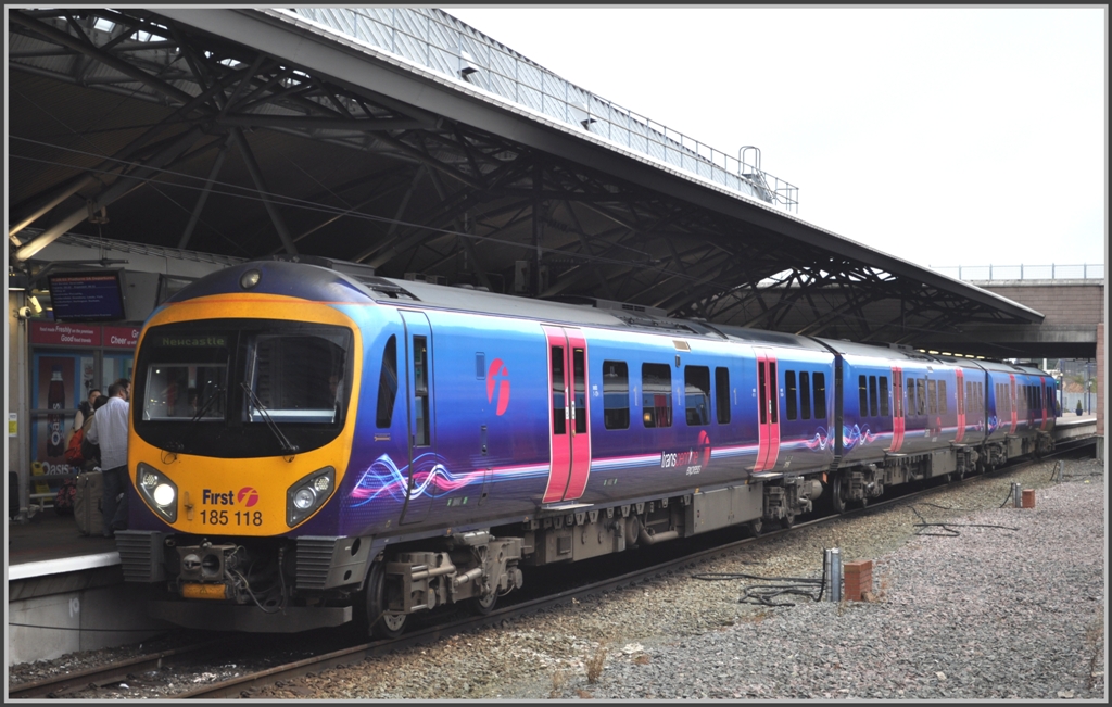 185 118 First nach Newcastle in Manchester Airport. (02.09.2012)