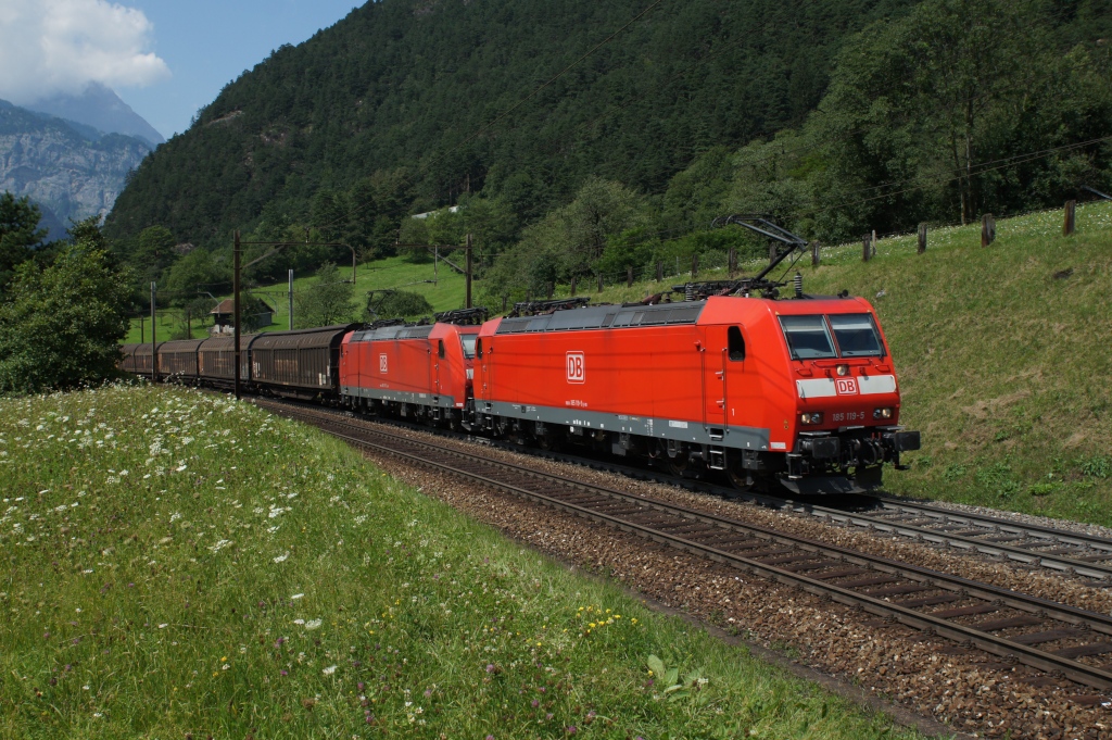 185 119-5 und 185 111-2 verlassen am 25.7.12 mit einem Gterzug Erstfeld.