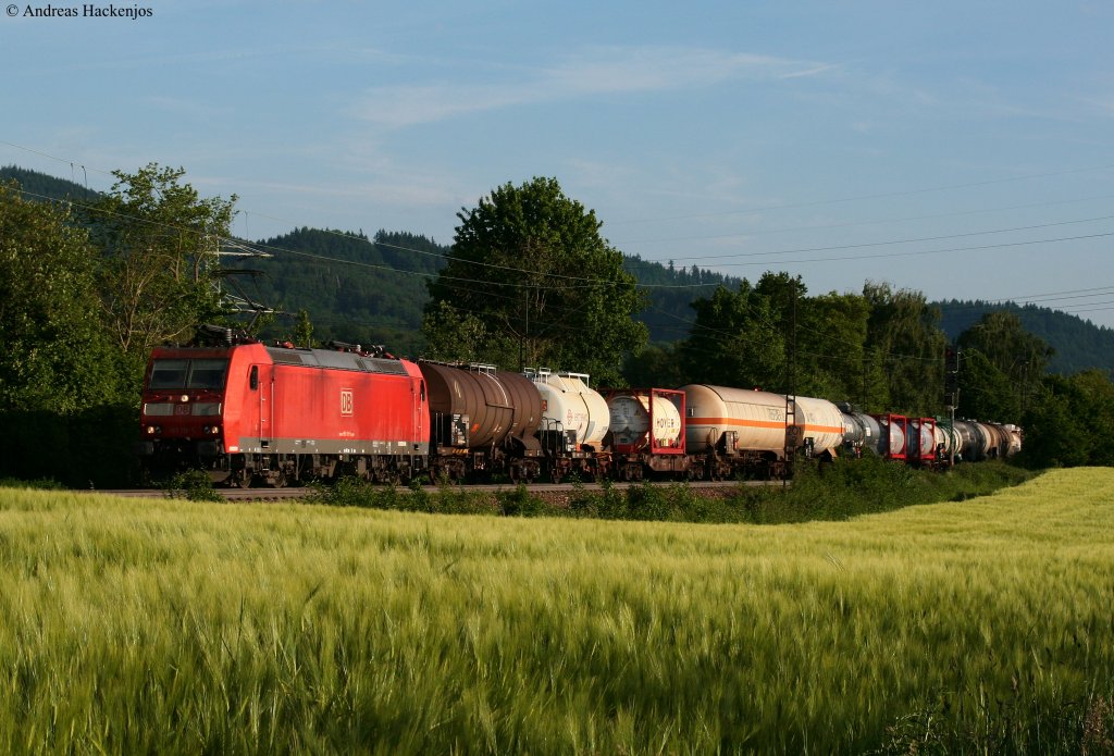 185 119-5 mit einem gemischten Gterzug gen Norden bei Denzlingen 25.5.10