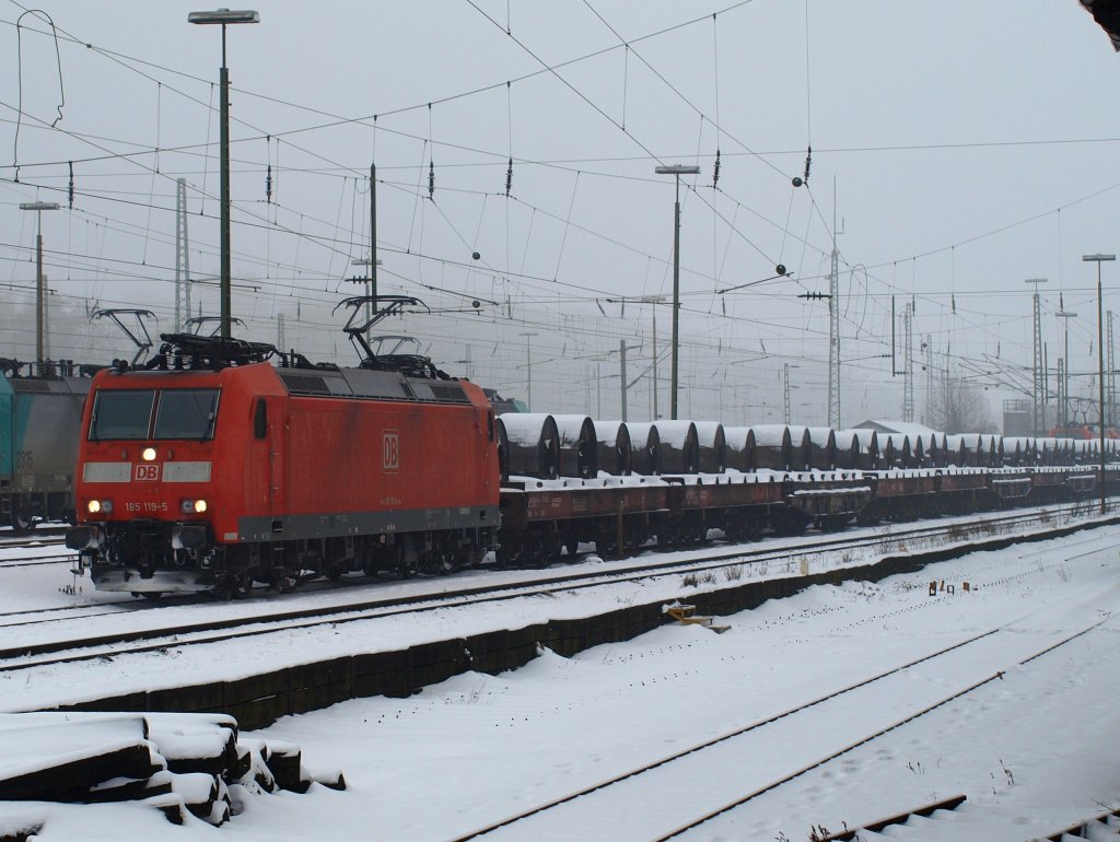 185 119-5 steht am 11.01.2010 in Aachen West abfahrbereit mit einem Stahlzug am Haken.