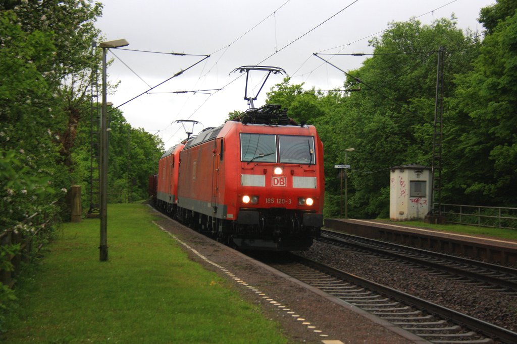 185 120-3 und eine weitere 185er beide von DB kommen durch Sehlem mit einem langen gemischten Gterzug aus Richtung Trier-Ehrang und in Richtung Koblenz bei strmenden  Regen am 19.5.2013.