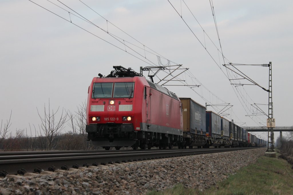185 122-9 am 27.03.2013 mit einem KLV kurz vor Mllheim (Baden) bei Hgelheim.