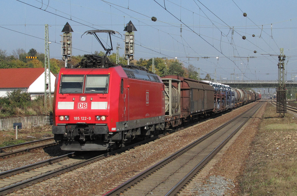 185 122-9 fuhr am 22.10.2011 mit enem gemischten Gterzug an uns mit Gregor vorbei. Hier sieht man den Zug in Graben-Neudorf. 