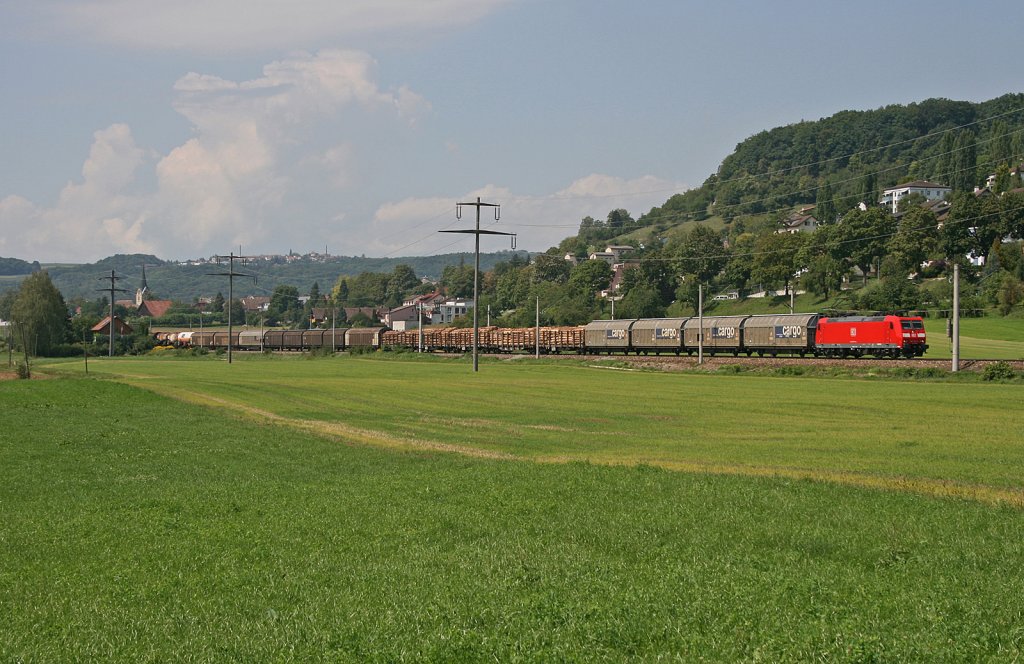 185 122-9 mit dem Arlberg-Umleiter FS 43197 Z�rich-Limmattal - Hall in Tirol kurz vor Bietingen. 20.08.11