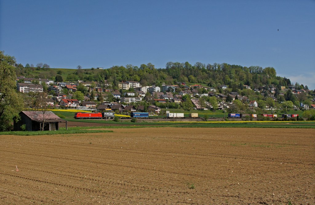 185 123-7 zieht den KT 41003 Singen(Htw) - Milano-Certosa/I vorbei an den H�usern Thayngens. 28.04.12