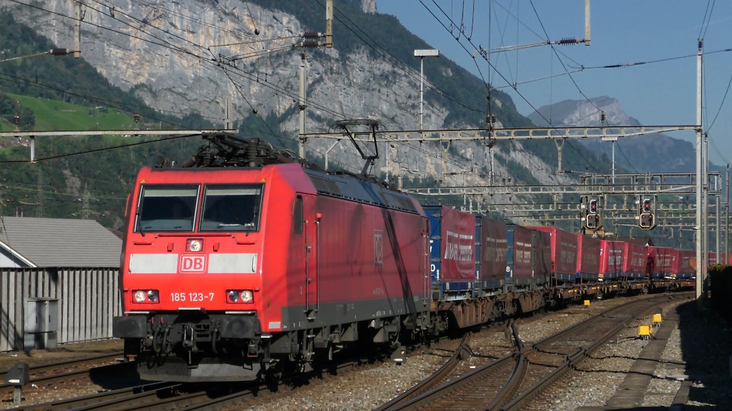 185 123 f�hrt mit einem Winner-Zug durch Erstfeld, 1.10.2011