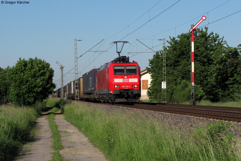 185 125-2 mit einem KLV Richtung Norden an der BK Basheide. Aufgenommen am 25.05.2012 bei Rheinstetten.