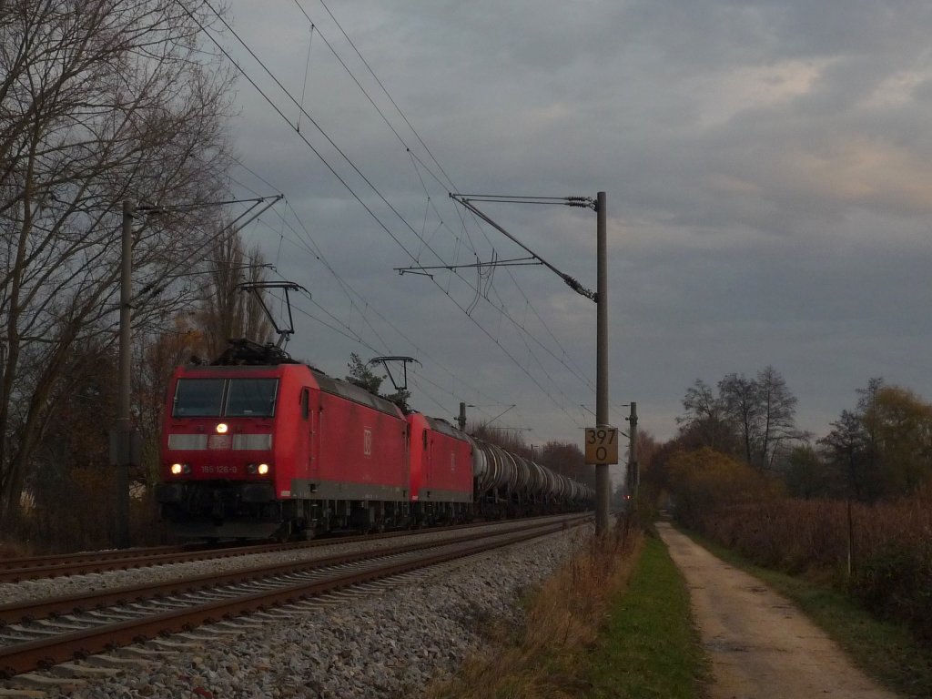 185 126-0 und 185 145-0 mit CS 47096 Bettwiesen(CH) - Singen(Htw) kurz vor Radolfzell. 17.11.09