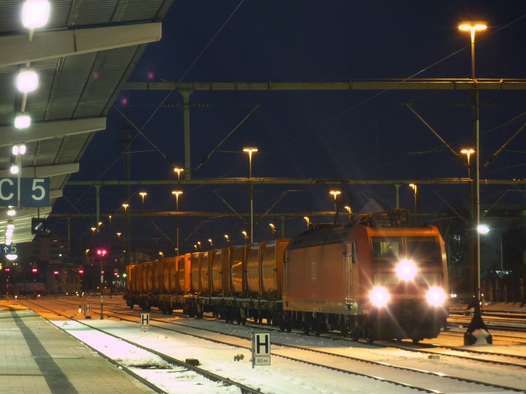 185 128-6 mit CS 47088 aus Weinfelden/CH in Singen(Htw). 21.12.09