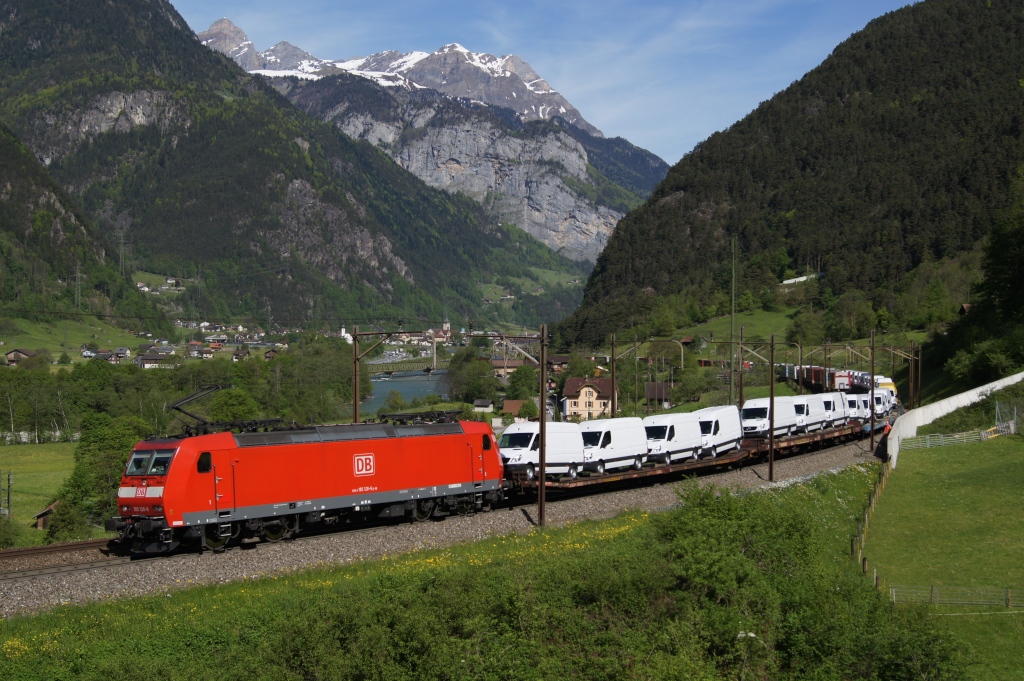 185 128-6 zieht am 10.5.12 einen Autozug die Gotthard-Nordrampe hinauf. Das Bild wurde bei Erstfeld aufgenommen.