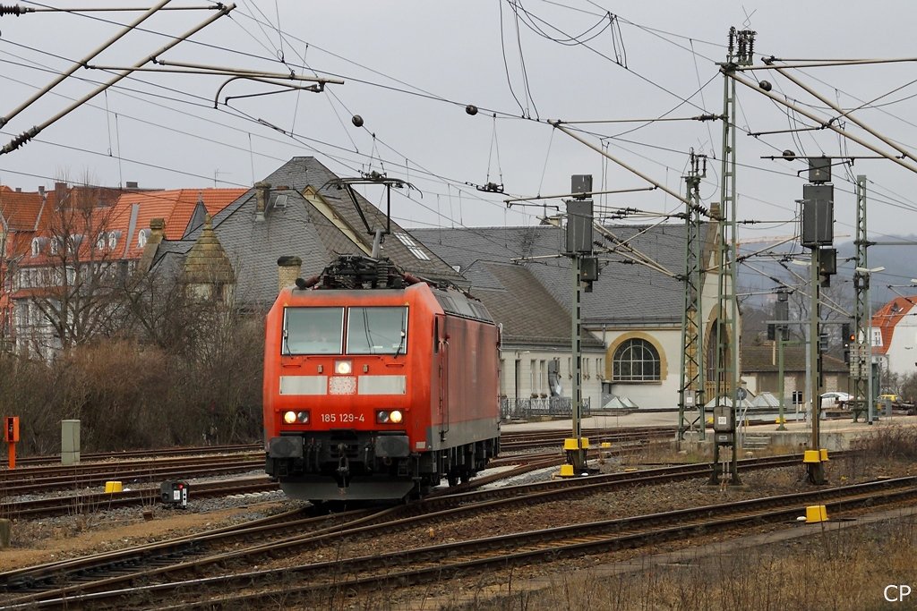 185 129-4 rollt durch den Bahnhof Eisenach um sich gleich vor einen leeren Milit�rreisezug zu setzen. (20.3.2010)