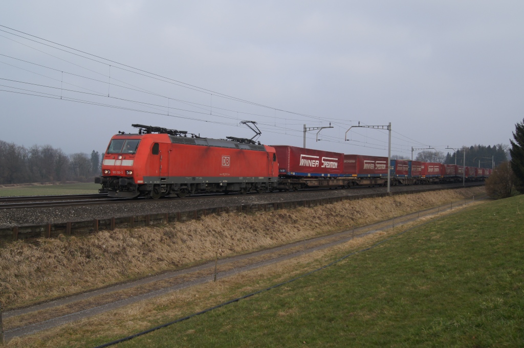 185 130-2 n�hert sich am 19.2.11 mit dem Winner-Zug Rotkreuz.