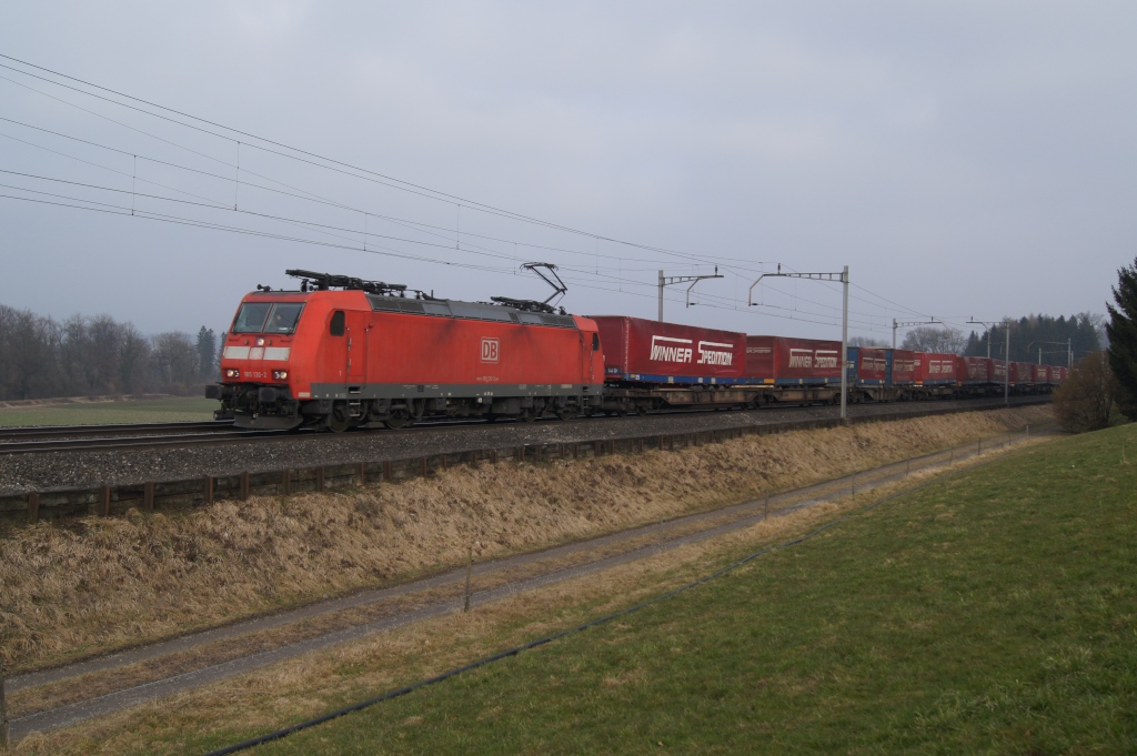 185 130-2 nhert sich am 19.2.11 mit dem Winner-Zug Rotkreuz.