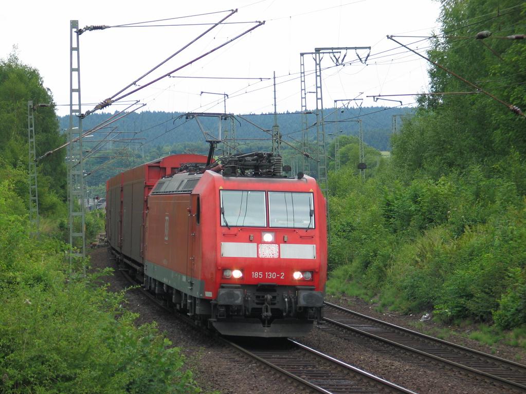 185 130 fuhr am 01.08.2010 mit einem Autoteilzug durch Altenbeken.