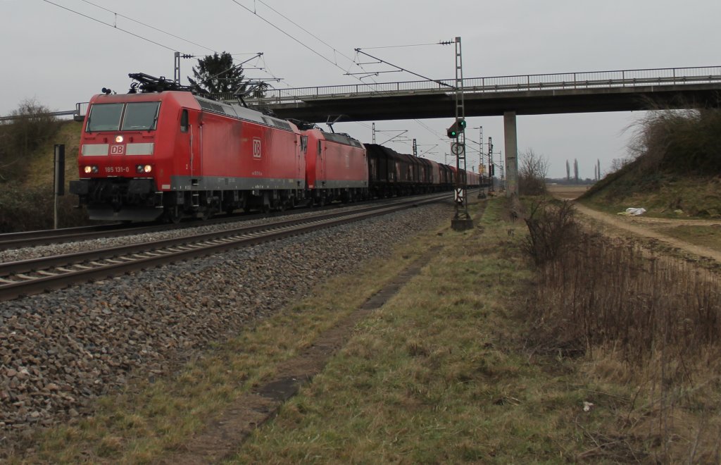 185 131-0 und 185 ___-_ mit einem schweren Coilzug gen Norden. Hier kurz hinter Mllheim (Baden). (02.03.2013)