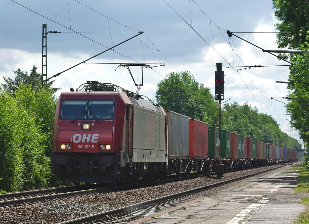185 133-5 rauschte mit ihrem Containerzug am 06.07.2010 in Richtung Norden durch Radbruch.
