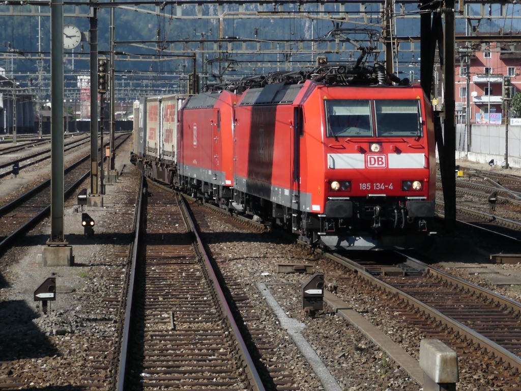 185 134-4 an der Spitze eines Gterzuges ist genau auf der Weiche stehen geblieben. Ein eher Modellbahn-typisches Verhalten? Erstfeld, 1.10.2011 