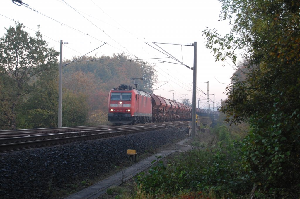 185 134-4 mit CS 60806 Heringen - HH Hohe Scharr kurz vor dem Bahnhof Willebadessen, 12.09.2010.