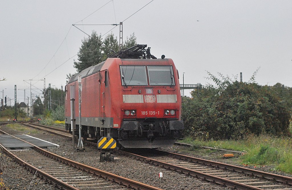 185 135-1, im Ex BW Lehrte. Die Lok k�nnte wohl mal einen Neuanstrich gebrauchen. Foto vom 25.09.10.
