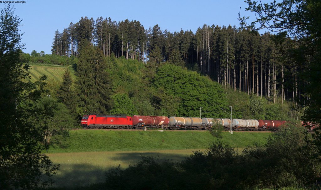185 135-1 mit dem GC 61761 (Kalrsruhe Raffinerie-Rammelswiesen) bei St.Georgen 7.6.13