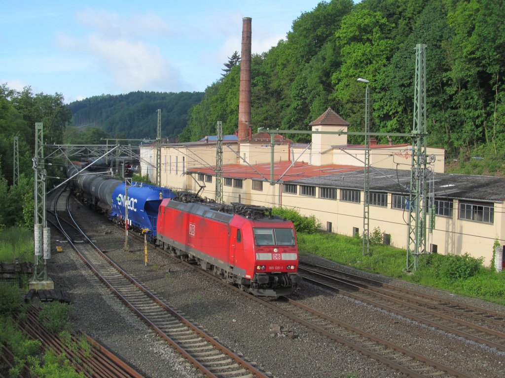 185 135-1 zieht am 30. Mai 2013 einen gemischten Gterzug durch Kronach in Richtung Saalfeld.