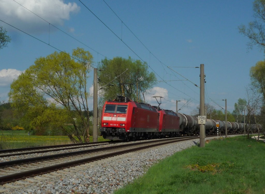 185 136-9 und 185 139-3 mit CS 47096 Bettwiesen/CH - Singen(Htw) kurz vor Radolfzell. 27.04.10