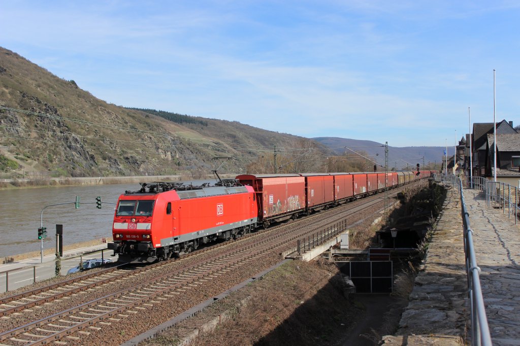 185 136-9: Durchfahrt durch Obewesel. Foto entstand von der Stadtmauer aus am 14.04.2013.