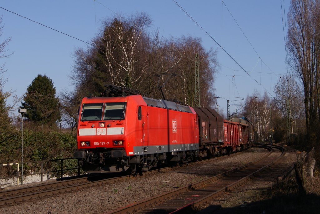 185 137-7 mit einem gemischten Gterzug bei der Durchfahrt durch Gelsenkirchen Buer Nord am 19.03.2011