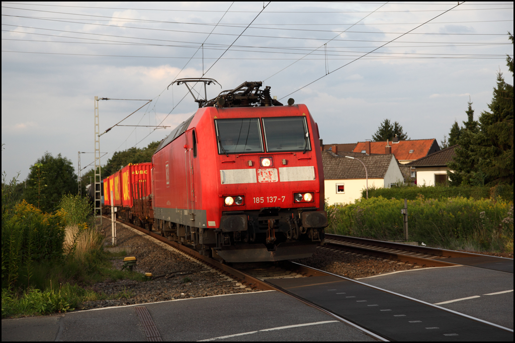 185 137 (9180 6185 137-7 D-DB) ist mit einem gemischten Gterzug auf dem Weg nach Hagen-Vorhalle. (Unna am 10.08.2010)