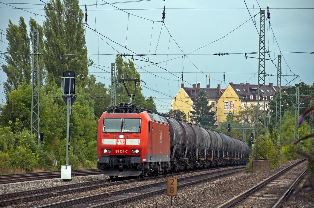185 137 am 03.08.2010 bei der Durchfahrt durch Mnchen Heimeranplatz.