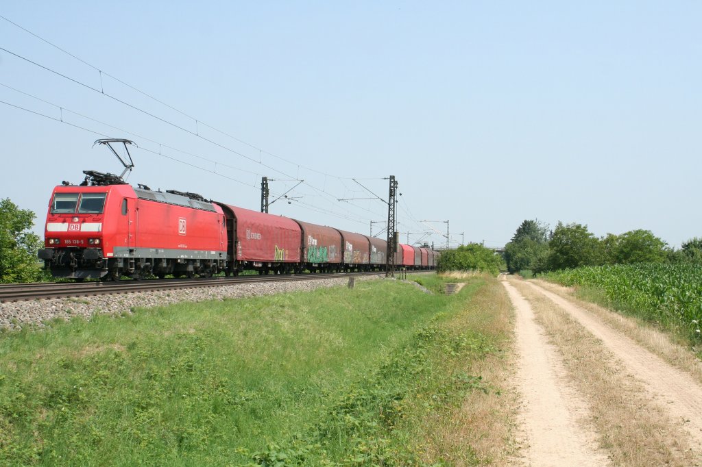 185 138-5 mit dem 45001 um die Mittagszeit des 19.07.13 kurz vor Mllheim (Baden).
Viele Gre an den Lokfhrer!
