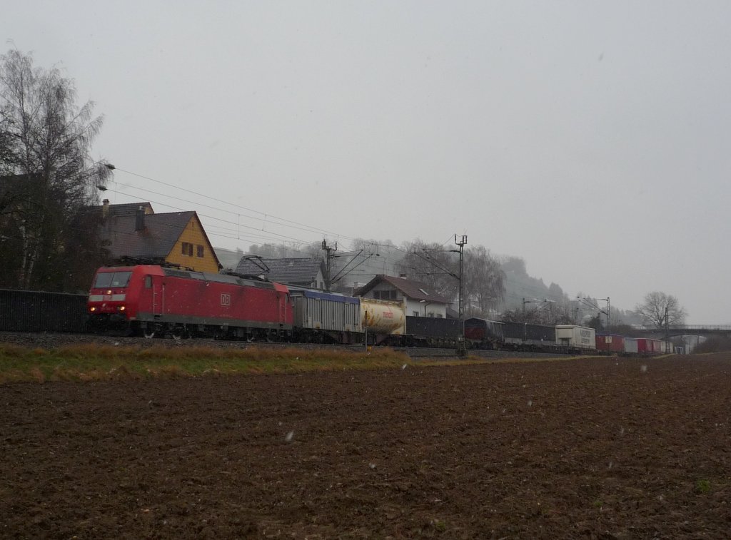 185 138-5 mit dem TEC 41003 Singen(Htw) - Milano-Certosa in Thayngen. 12.12.09