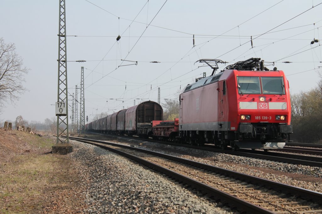 185 139-3 am 04.04.2013 mit einem Mischer in Orschweier.