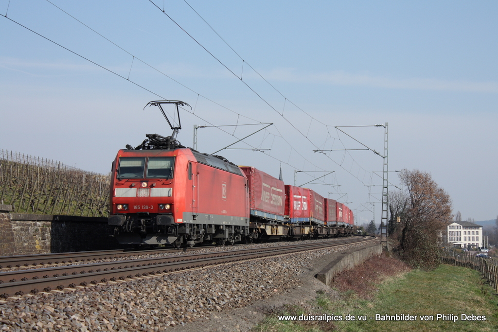 185 139-3 (DB) fhrt am 12. Mrz 2011 um 13:43 Uhr mit einem Gterzug durch Erbach (Rheingau)