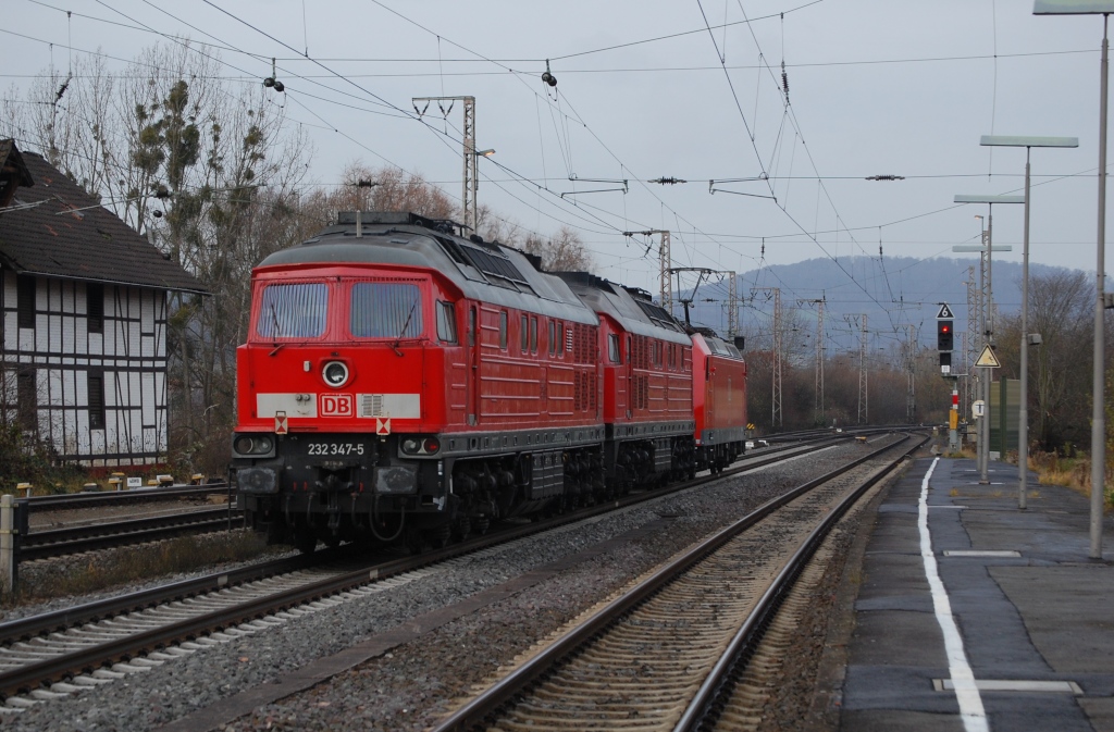185 140 + 232 209 + 347 fahren am 26.11.2011 hinter dem Castor als Reserveloks hinterher