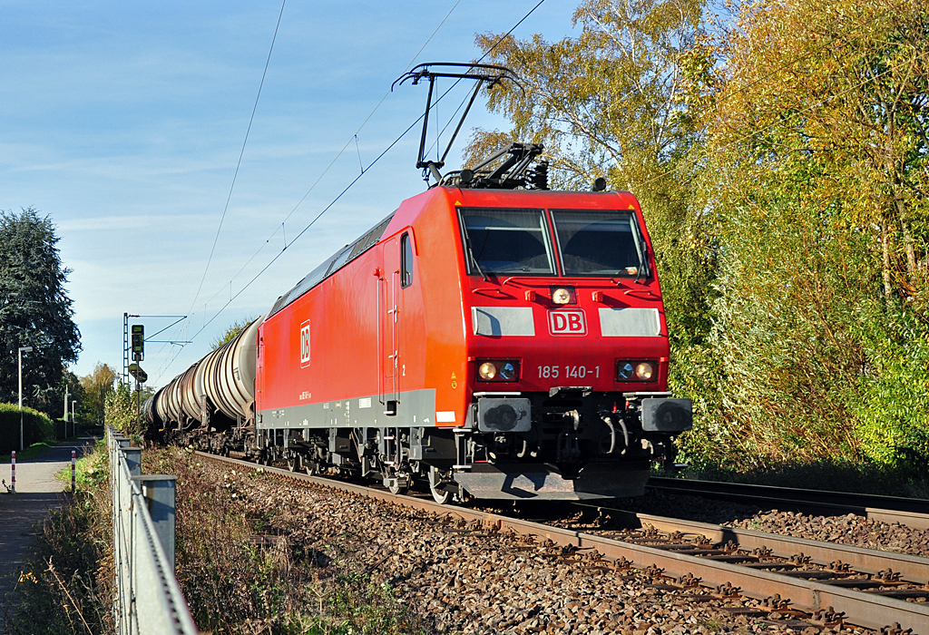 185 140-1 mit Kesselwagen durch Bonn - 31.10.2012