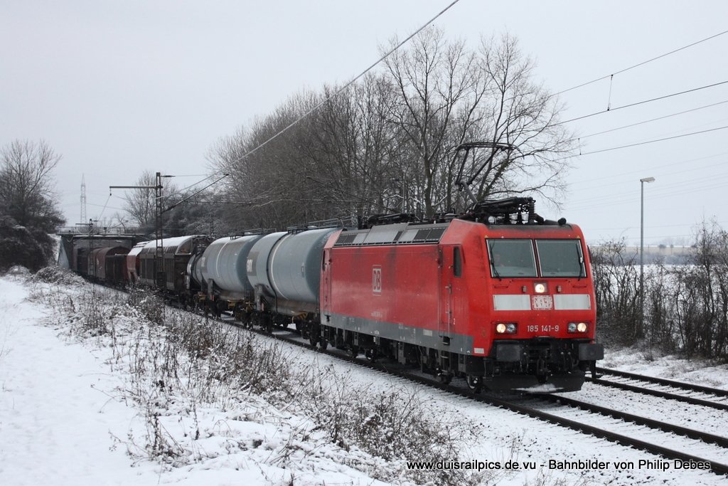 185 141-9 (DB) fhrt am 30. Januar 2010 um 13:10 Uhr mit einem Gterzug durch Ahlten