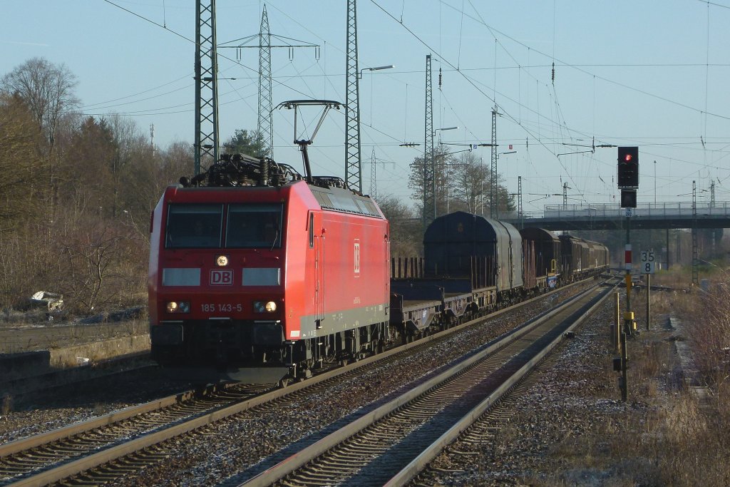 185 142-5 zieht am 14.01.2012 einen gemischten G�terzug durch Einsiedlerhof
