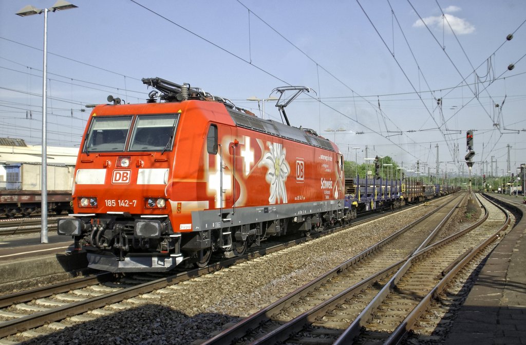 185 142-7 bei der Durchfahrt durch den Neuwieder HBF am 23.4.11.
Die Lok hat auf der Seite Werbung fr Verkehr durch die Schweiz.