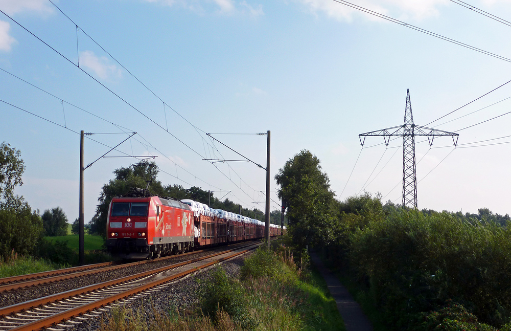 185 142-7  Edelwei  fuhr am 28.08.2012 mit einem Autozug von Osnabrck nach Emden, hier kurz vor Leer.