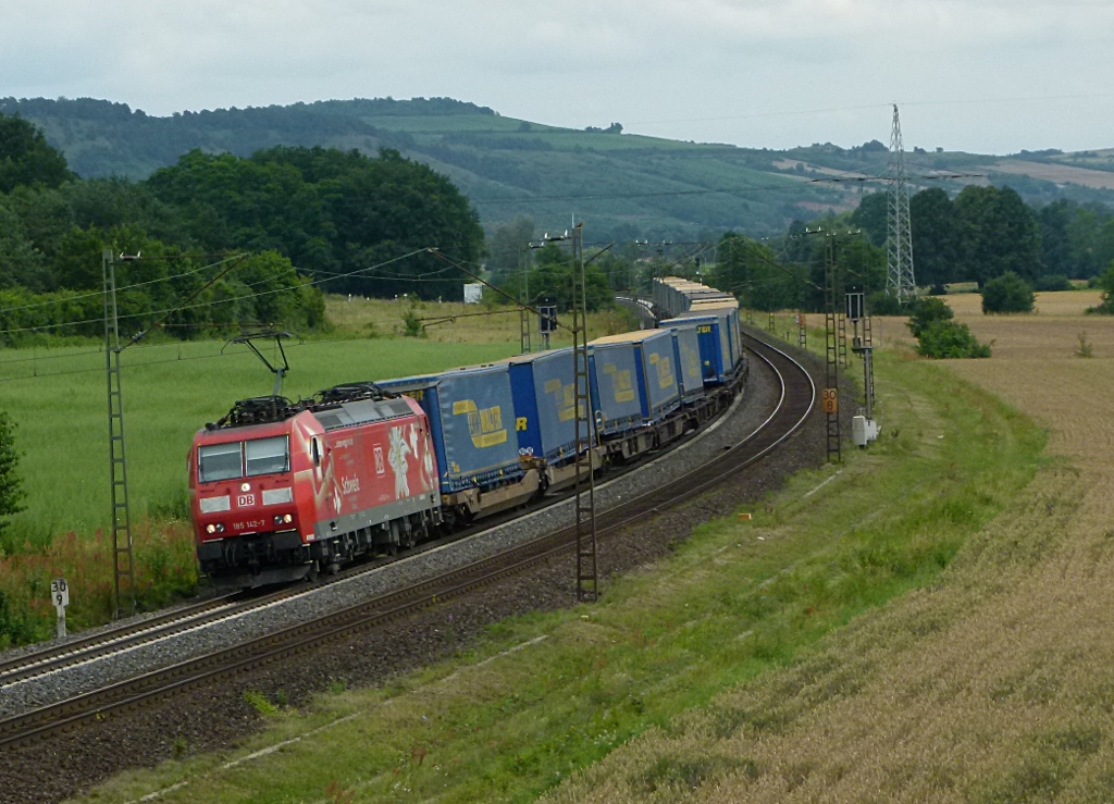 185 142-7 (Edelwei) ist mit einem LKW Walter KLV am 06.07.2012 bei Wernfeld