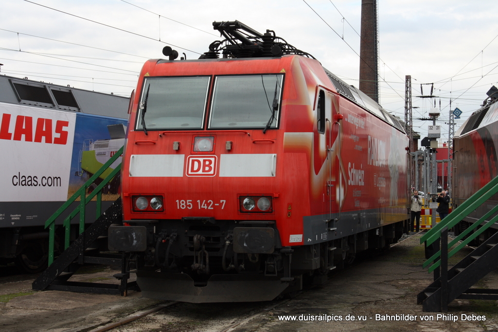 185 142-7 (Railion DB Logistics) steht am 19. September 2010 im Betriebswerk Osnabr�ck (Doppeljubil�um: 125 Jahre Betriebswerk Osnabr�ck und 175 Jahre Eisenbahn in Deutschland)