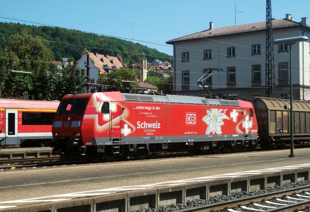 185 142  Edelweiss  durchfhrt am 20.August 2011 mit einem Mischer den Bahnhof Gemnden(Main). Leider war sie 25 min zu frh dran.