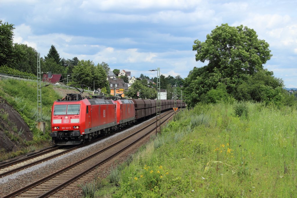 185 143-5 und eine weitere 185 zogen am 23.06.2012 den Xpedys Kohlezug nach Aachen durch Leutesdorf am Rhein