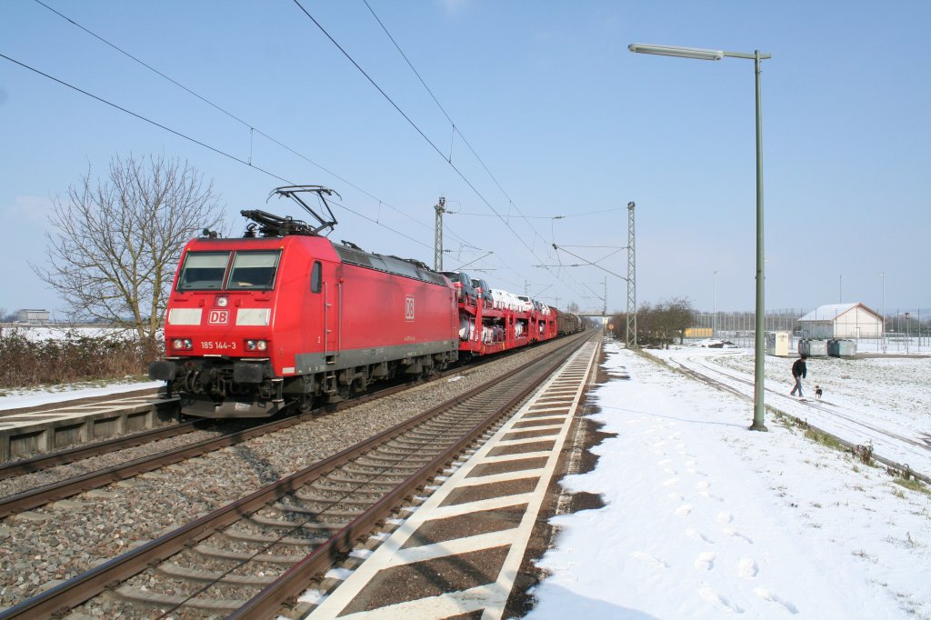 185 144-3 durchfhrt mit einem Kurzgterzug am Haken am Mittag des 13.03.13 den Bahnhof Ringsheim.