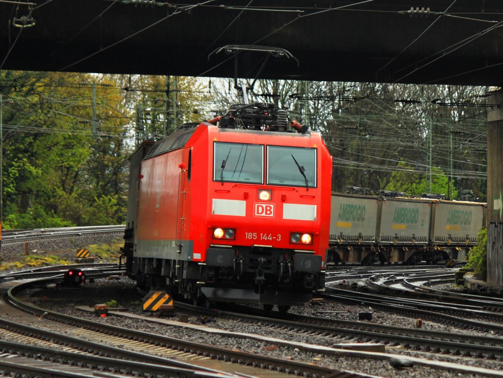185 144-3 zieht am 24.04.2012 einen Ambrogio-Ganzzug unter der Br�cke Turmstrasse nach Aachen West. 