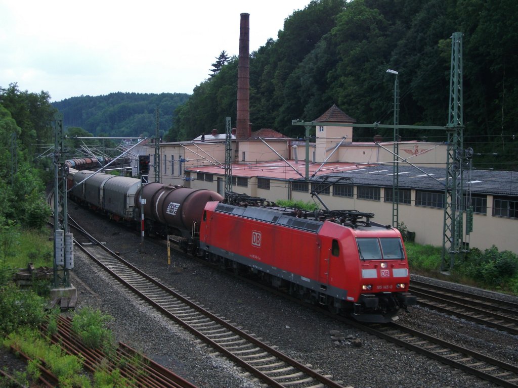 185 145-0 zieht am 12. Juni 2013 einen gemischten Gterzug durch Kronach Richtung Saalfeld(Saale).