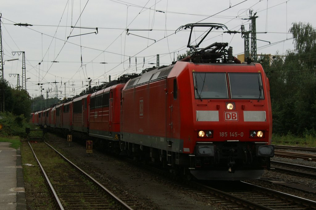 185 145 zieht einen Lokzug bestehend aus:151 119,155 xxx,139 313,155 xxx,185 xxx,155 xxx,151 055,155 117,185 381,151 043,155 132 und 140 716 am 30.8.11 durch Duisburg-Entenfang