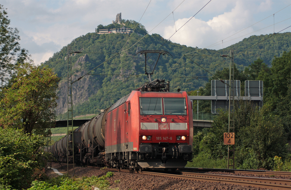 185 147-6 mit einem Gterzug Richtung Koblenz zwischen Rhndorf und Bad Honnef, 9.8.10