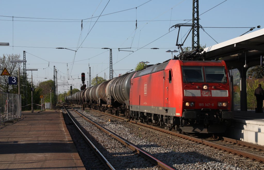 185 147 mit Kesselwagen in Richtung Heidelberg.Am 22.04.10 in Bensheim.
